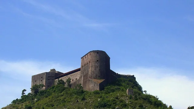 मातम में बदला जश्न! पर्यटकों के बीच मची भीषण भगदड़ से 30 लोगों की दर्दनाक मौत