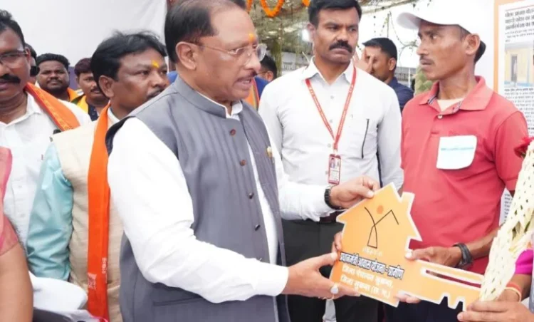 सिलगेर के माड़वी कोसा ने अपने हाथों से बनाया अपना घर, मुख्यमंत्री ने सौंपी खुशियों की चाबी