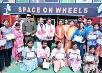 ‘स्पेस ऑन व्हील्स’ बना जशपुर के बच्चों के लिए अंतरिक्ष ज्ञान का चलता-फिरता विद्यालय