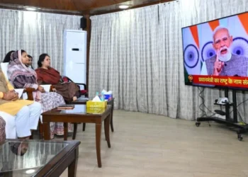 मुख्यमंत्री विष्णुदेव साय ने आज राजधानी रायपुर स्थित मुख्यमंत्री निवास में प्रधानमंत्री श्री नरेंद्र मोदी के नारी शक्ति वंदन अधिनियम के सम्बन्ध में राष्ट्र के नाम प्रसारित संबोधन का श्रवण किया