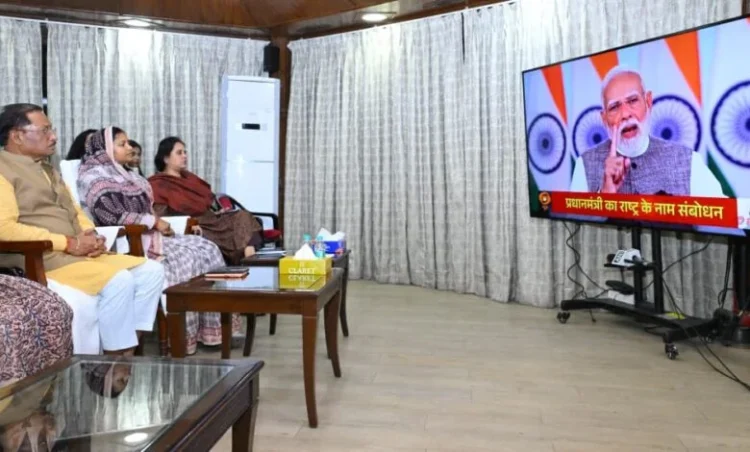 मुख्यमंत्री विष्णुदेव साय ने आज राजधानी रायपुर स्थित मुख्यमंत्री निवास में प्रधानमंत्री श्री नरेंद्र मोदी के नारी शक्ति वंदन अधिनियम के सम्बन्ध में राष्ट्र के नाम प्रसारित संबोधन का श्रवण किया