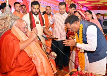 तेंदुवा धाम में श्रीराम कथा का भव्य शुभारंभ: मुख्यमंत्री विष्णु देव साय ने लिया संतों का आशीर्वाद