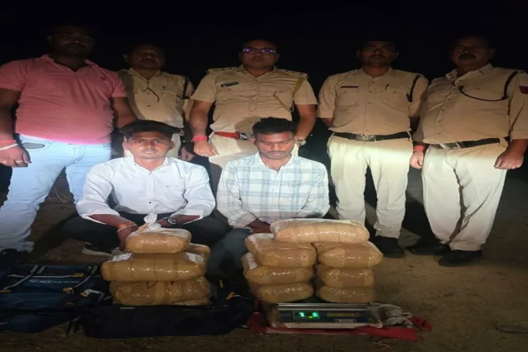 छत्तीसगढ़ में आबकारी की बड़ी कार्रवाई: राधापुर बैरियर पर 14 किलो गांजा के साथ 2 तस्कर गिरफ्तार, 3 फरार