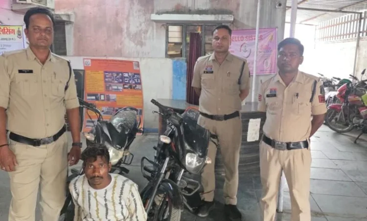 चोरी की दो मोटरसाइकिल के साथ आरोपी गिरफ्तार — जूटमिल पुलिस की कार्रवाई