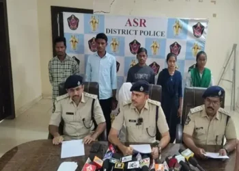 नक्सलवाद को बड़ा झटका, PLGA के DVCM समेत 5 नक्सलियों ने किया सरेंडर