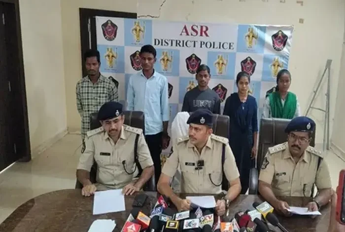 नक्सलवाद को बड़ा झटका, PLGA के DVCM समेत 5 नक्सलियों ने किया सरेंडर