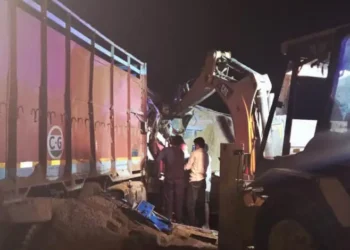 भीषण सड़क हादसा, तेज रफ्तार ट्रक-डंपर की टक्कर से तीन की मौके पर मौत