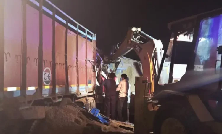 भीषण सड़क हादसा, तेज रफ्तार ट्रक-डंपर की टक्कर से तीन की मौके पर मौत