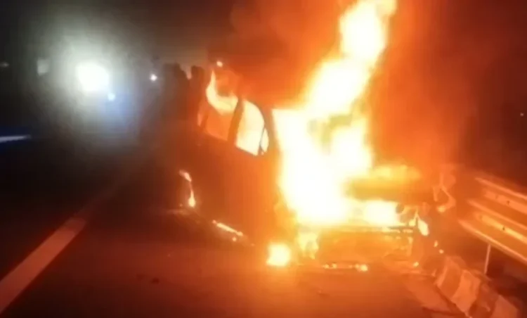 एक्सप्रेस-वे पर बड़ा हादसा, चलती कार में आग लगने से पांच लोग जिंदा जलकर मौत