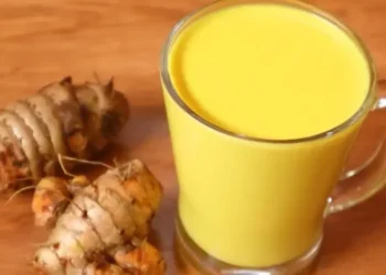 रात में हल्दी वाला दूध पीने से शरीर को मिलते हैं जबरदस्त फायदे, जोड़ों के दर्द से लेकर सर्दी-जुकाम से मिल सकती है राहत