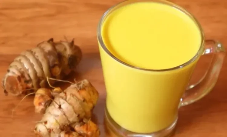 रात में हल्दी वाला दूध पीने से शरीर को मिलते हैं जबरदस्त फायदे, जोड़ों के दर्द से लेकर सर्दी-जुकाम से मिल सकती है राहत