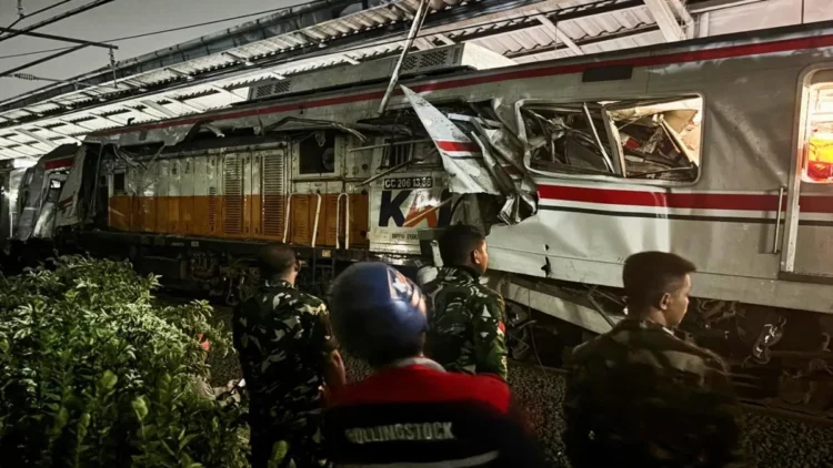 स्टेशन पर खड़ी ट्रेन से टकराई तेज रफ्तार ट्रेन, 4 की मौत, कई यात्री घायल और कई यात्री क्षतिग्रस्त डिब्बों में फंसे