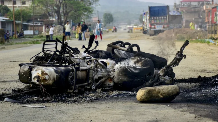 उखरुल में गोलीबारी से 3 की मौत, 5 घायल, कई घरों में आग