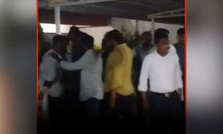 कांग्रेस नेता घर में घुसकर अज्ञात लोगों ने उतारा मौत के घाट, पूरे इलाके में दहशत का माहौल