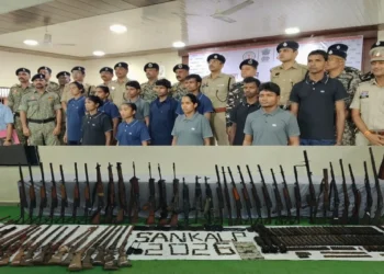 दंतेवाड़ा हुआ नक्सल मुक्त, आखिरी दिन 51 नक्सलियों ने डाले हथियार; 14 करोड़ का कैश और सोना बरामद