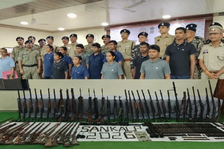 दंतेवाड़ा हुआ नक्सल मुक्त, आखिरी दिन 51 नक्सलियों ने डाले हथियार; 14 करोड़ का कैश और सोना बरामद