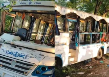 भीषण सड़क हादसा; बिजली के खंभे से टकराई यात्रियों से भरी बस, 6 लोगों की मौके पर मौत, 25 घायल