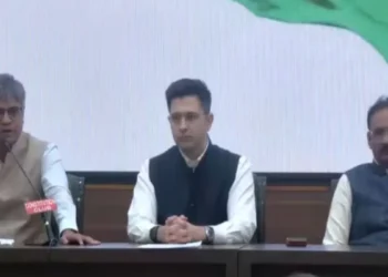 आम आदमी पार्टी में बड़ी बगावत, राघव चड्ढा समेत 7 सांसदों ने पार्टी छोड़ने का किया ऐलान