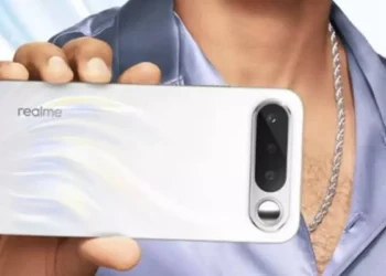 Realme ने लॉन्च किया सेल्फी मिरर वाला फोन, 7000mAh बैटरी के साथ जानें कीमत