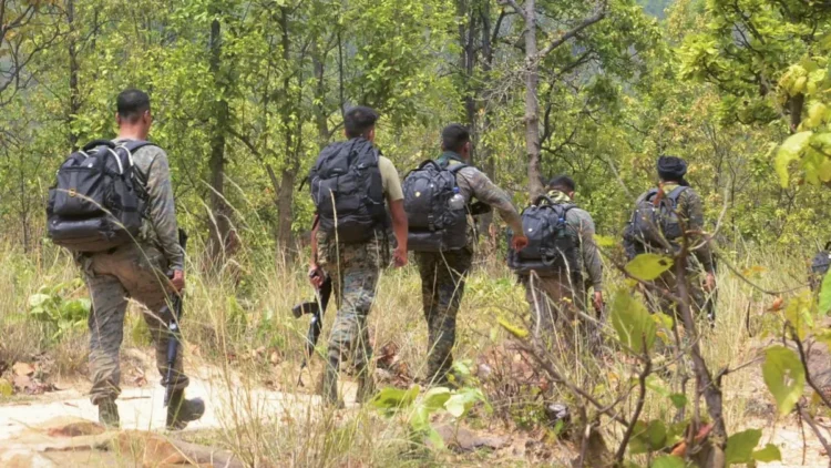 एक साथ 47 माओवादियों ने किया सरेंडर, हथियारों का जखीरा बरामद, DGP ने खोले राज