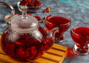 गुड़हल की चाय से मिल सकते हैं कई स्वास्थ्य लाभ, जानिए इसके फायदे और आसान बनाने का तरीका