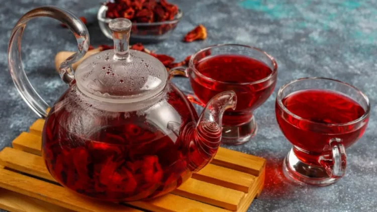 गुड़हल की चाय से मिल सकते हैं कई स्वास्थ्य लाभ, जानिए इसके फायदे और आसान बनाने का तरीका