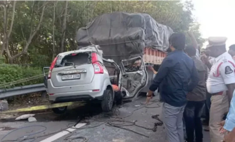 भीषण सड़क हादसा; कार की लॉरी से जोरदार टक्कर से एक ही परिवार के 6 लोगों की मौत