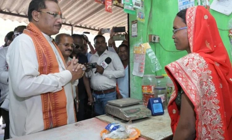 सुशासन तिहार: मुख्यमंत्री साय पहुंचे ‘लखपति दीदी’ सुमिला की किराना दुकान : लौंग-इलायची से हुआ आत्मीय स्वागत