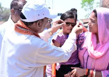 गोद में उठाया, चश्मा पहनाया : भैंसामुड़ा में दिखा मुख्यमंत्री का आत्मीय रूप