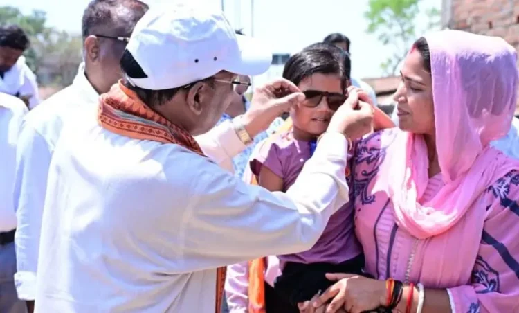 गोद में उठाया, चश्मा पहनाया : भैंसामुड़ा में दिखा मुख्यमंत्री का आत्मीय रूप