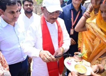 एक ग्रामीण का न्योता, मुख्यमंत्री का अपनापन – प्रधानमंत्री आवास से साकार हुआ सपना, मुख्यमंत्री ने कराया गृह प्रवेश