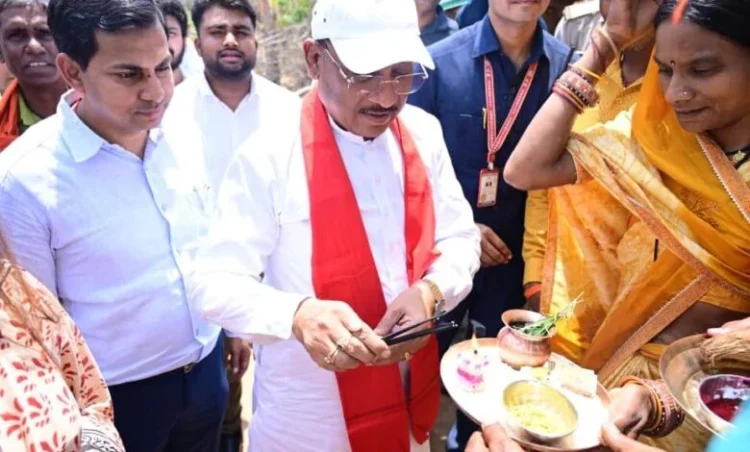 एक ग्रामीण का न्योता, मुख्यमंत्री का अपनापन – प्रधानमंत्री आवास से साकार हुआ सपना, मुख्यमंत्री ने कराया गृह प्रवेश