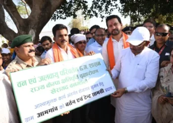 सुशासन तिहार: मुख्यमंत्री विष्णु देव साय ने समाज प्रमुख को सौंपा टेंट एवं बर्तन सामग्री, ग्राम आमगांव में बढ़ेगा रोजगार