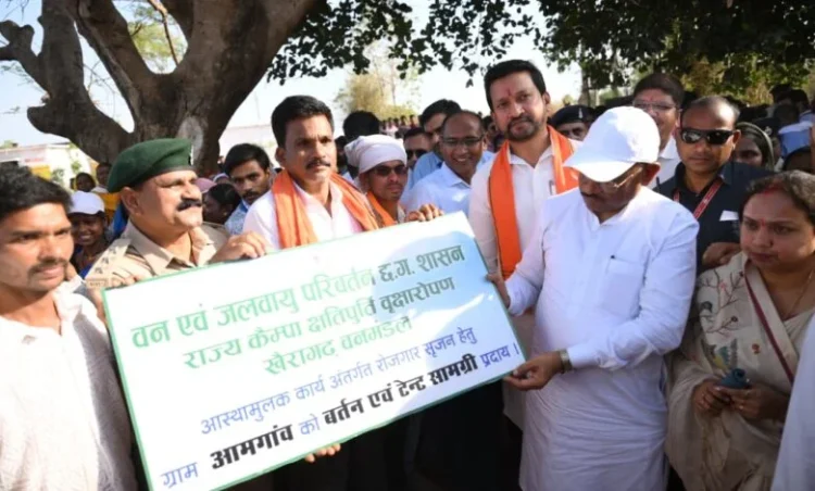 सुशासन तिहार: मुख्यमंत्री विष्णु देव साय ने समाज प्रमुख को सौंपा टेंट एवं बर्तन सामग्री, ग्राम आमगांव में बढ़ेगा रोजगार