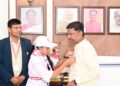 विश्व रेड क्रॉस दिवस पर बच्चों ने वन मंत्री केदार कश्यप का किया सम्मान