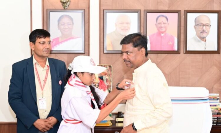 विश्व रेड क्रॉस दिवस पर बच्चों ने वन मंत्री केदार कश्यप का किया सम्मान