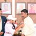 विश्व रेड क्रॉस दिवस पर बच्चों ने वन मंत्री केदार कश्यप का किया सम्मान