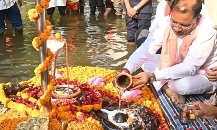 जलेश्वर महादेव धाम में मुख्यमंत्री विष्णुदेव साय ने किया जलाभिषेक: प्रदेश की सुख-समृद्धि की कामना की