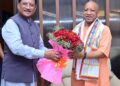 मुख्यमंत्री ने उत्तर प्रदेश के मुख्यमंत्री योगी आदित्यनाथ का किया आत्मीय स्वागत