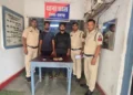 रायपुर डकैती का फरार आरोपी लुक छिप कर चला रहा था ऑनलाइन क्रिकेट सट्टे का खेल, रायगढ़ पुलिस की रेड में दबोचा गया कुख्यात आरोपी, सट्टा खेलने वाला युवक भी गिरफ्तार