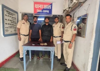 रायपुर डकैती का फरार आरोपी लुक छिप कर चला रहा था ऑनलाइन क्रिकेट सट्टे का खेल, रायगढ़ पुलिस की रेड में दबोचा गया कुख्यात आरोपी, सट्टा खेलने वाला युवक भी गिरफ्तार