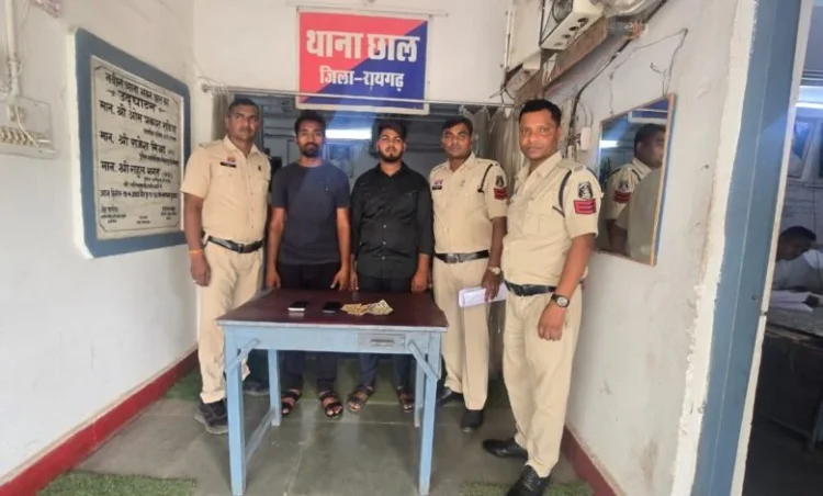 रायपुर डकैती का फरार आरोपी लुक छिप कर चला रहा था ऑनलाइन क्रिकेट सट्टे का खेल, रायगढ़ पुलिस की रेड में दबोचा गया कुख्यात आरोपी, सट्टा खेलने वाला युवक भी गिरफ्तार