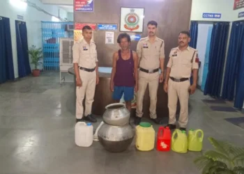 “ऑपरेशन आघात” में अवैध शराब कारोबार पर रायगढ़ पुलिस का बड़ा प्रहार, कोतरारोड़ पुलिस ने 50 लीटर महुआ शराब के साथ आरोपी गिरफ्तार