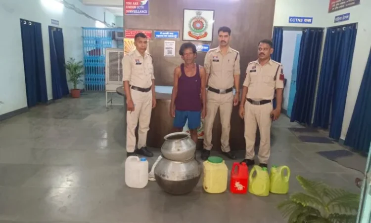 “ऑपरेशन आघात” में अवैध शराब कारोबार पर रायगढ़ पुलिस का बड़ा प्रहार, कोतरारोड़ पुलिस ने 50 लीटर महुआ शराब के साथ आरोपी गिरफ्तार