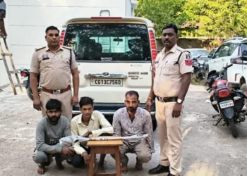 पंडरीपानी रेलवे पुल के पास तलवार लहराकर लोगों में दहशत फैलाने वाले तीन आरोपी गिरफ्तार
