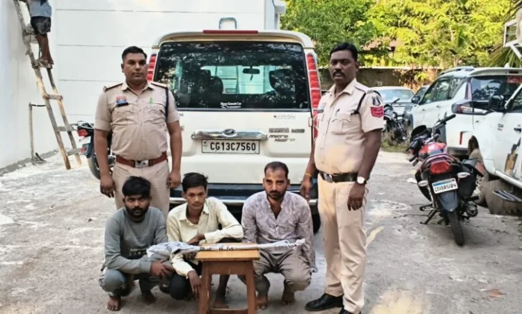 पंडरीपानी रेलवे पुल के पास तलवार लहराकर लोगों में दहशत फैलाने वाले तीन आरोपी गिरफ्तार