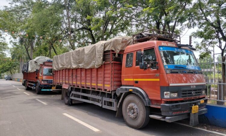 “ऑपरेशन प्रहार” में चक्रधरनगर पुलिस की अवैध कबाड़ पर बड़ी कार्रवाई, जामगांव में दो माजदा वाहनों से 27 टन स्क्रैप जप्त