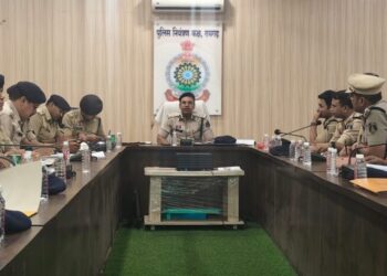 एसएसपी रायगढ़ ने पुलिस कंट्रोल रूम में राजपत्रित अधिकारियों, थाना-चौकी और शाखा प्रभारियों की समीक्षा बैठक