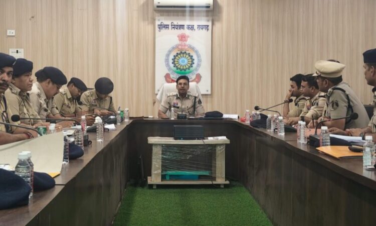 एसएसपी रायगढ़ ने पुलिस कंट्रोल रूम में राजपत्रित अधिकारियों, थाना-चौकी और शाखा प्रभारियों की समीक्षा बैठक