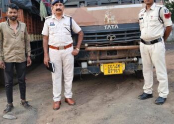 “ऑपरेशन_प्रहार” के तहत रायगढ़ पुलिस की बड़ी कार्रवाई— 4 माजदा वाहनों से 14 टन 700 किलो लोहा एवं टीना कबाड़ समेत 31 लाख की संपत्ति जब्त